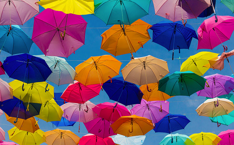 krāsaini lietussargi